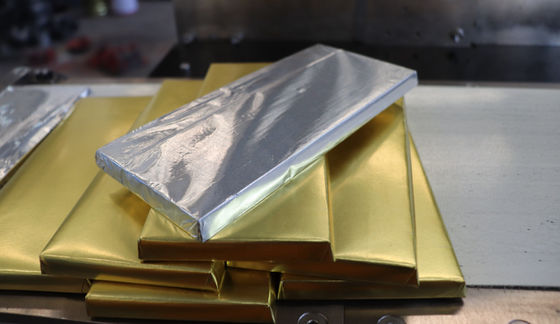 Línea de embalaje Máquina de embalaje de barras de chocolate/comprimidos plegables con sellado térmico y pegamento
