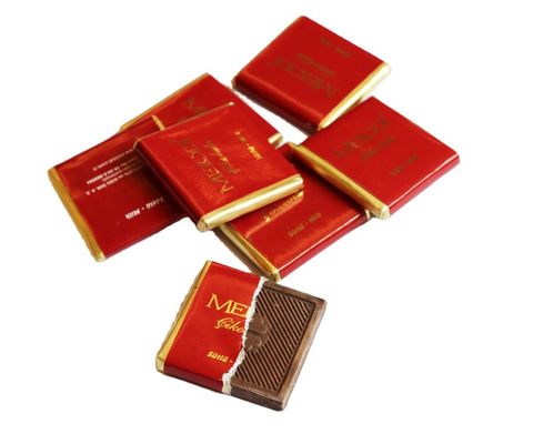 Máquina de embalaje de chocolate plegable de precisión y múltiples funciones con material de papel